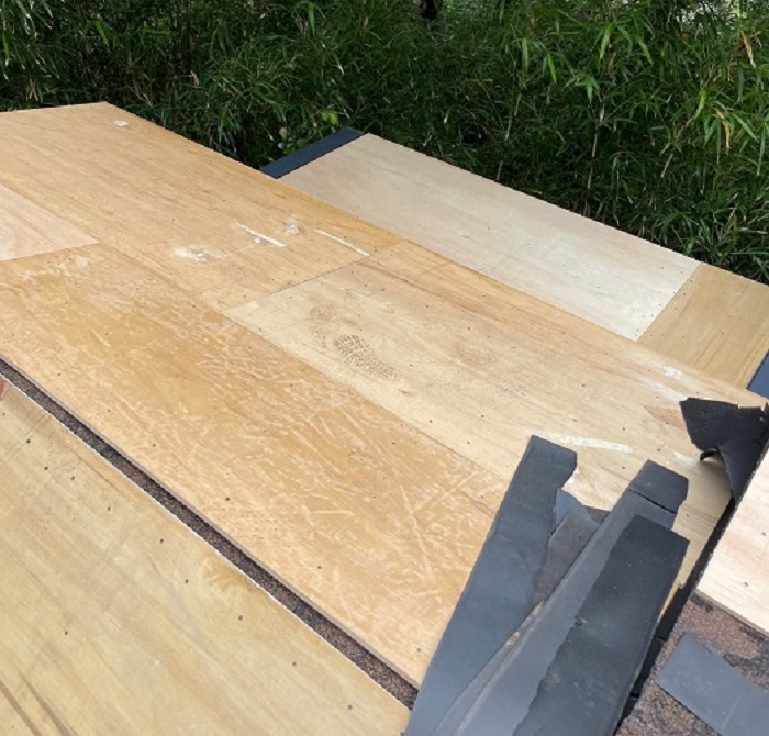 シングル屋根カバー工事で下地用合板貼り